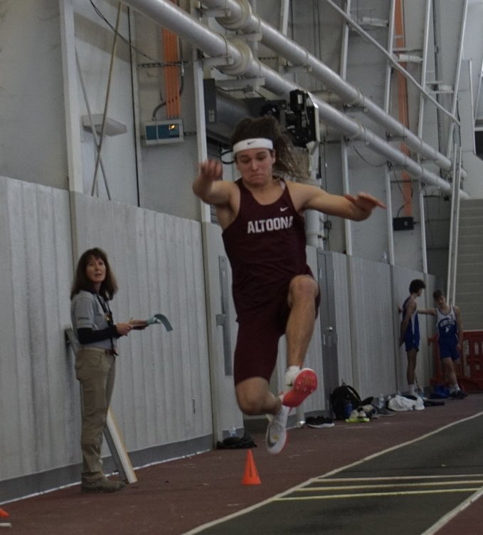 Ty Friedenberger jumps 22-5.5 to win the long jump. He backed it up by winning the 60m dash at 7.09! His long jump has him ranked #2 in PA. ⁦<a href="/AltoonaAthletic/">Altoona Athletics</a>⁩ ⁦<a href="/altoonastrength/">Altoona Speed and Strength</a>⁩ ⁦<a href="/PennTrackXC/">MileSplit Pennsylvania</a>⁩