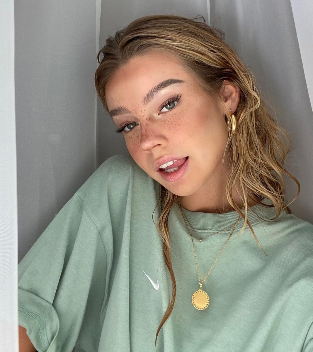 ㅤㅤㅤㅤannabeth chase

》ᴀᴛʜᴇɴᴀ's ᴄʜɪʟᴅ
》ʜᴇʀᴏ ᴏꜰ ᴏʟʏᴍᴘᴜs
》ꜰᴜᴛᴜʀᴇ ᴀʀᴄʜɪᴛᴇᴄᴛ 
ㅤ
ㅤㅤㅤㅤㅤㅤfc!au.