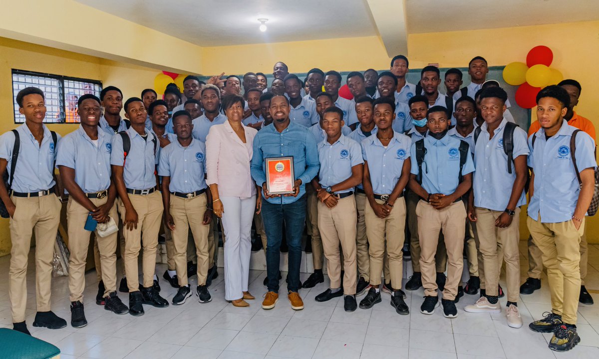 etzeremile's tweet photo. En prélude à la fête des philosophes j’ai été invité à l’Institution Mixte St-Joseph de Pétion-Ville le jeudi 27 janvier dernier pour une séance sur la motivation et le développement personnel. Merci pour cette plaque d’honneur. Merci à la Directrice, au staff et aux élèves. https://t.co/z94UDG2Ibt