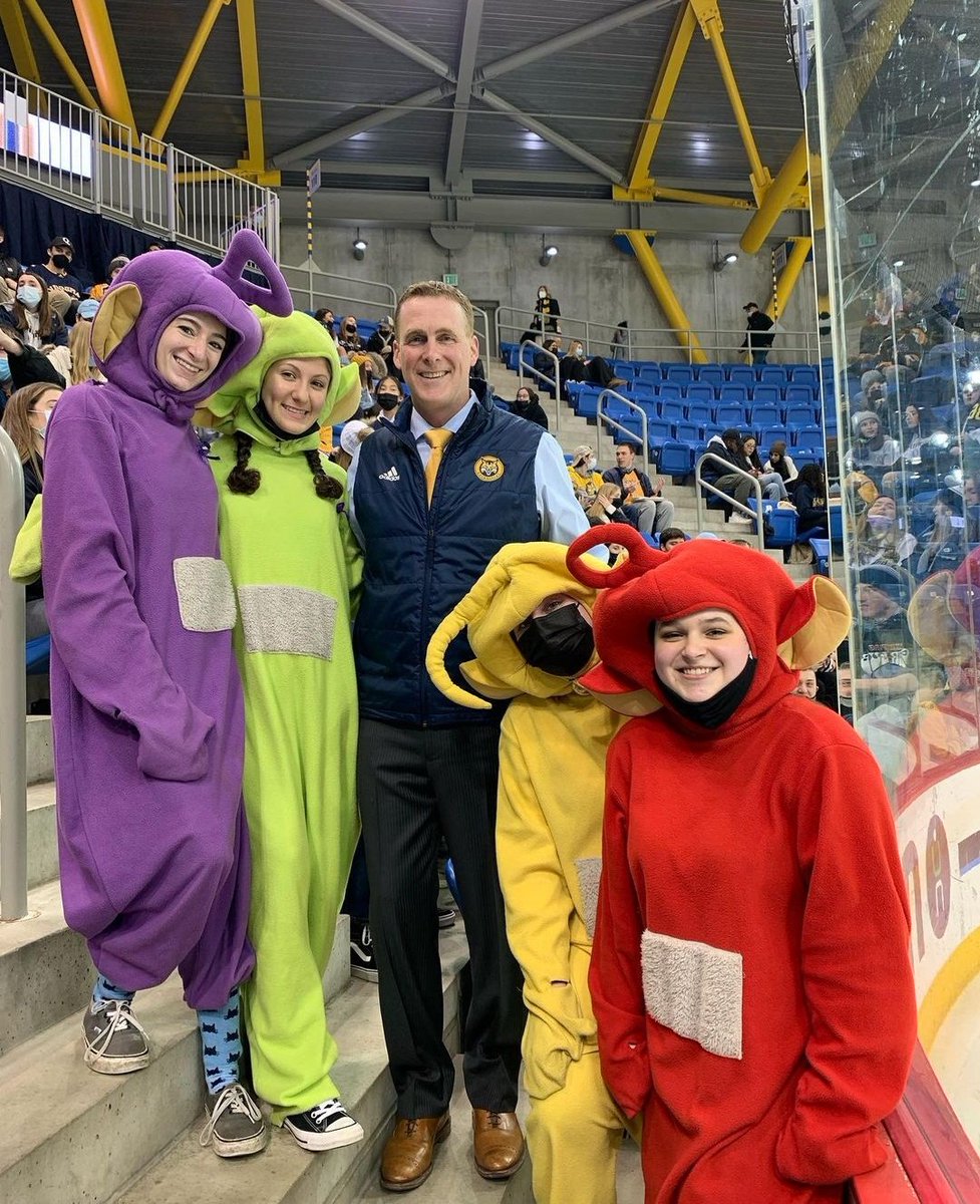 QuSpirit's tweet image. Game number 1️⃣0️⃣0️⃣0️⃣ for Coach @RandPecknold tonight against @RPI_Hockey! Come out and support our fearless leader!