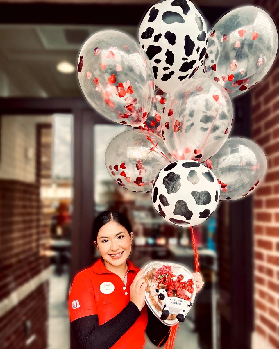PRE ORDER A HEART SHAPED TRAY AND RECEIVE A BUNDLE WITH YOUR TRAY! 🐮 
.
.
Place an order for a heart shaped tray for February 14th &amp; receive a free mini plush cow, digital card offer &amp; a carnation flower along with your heart shaped tray!
(Bundle will be given out on the 14th)