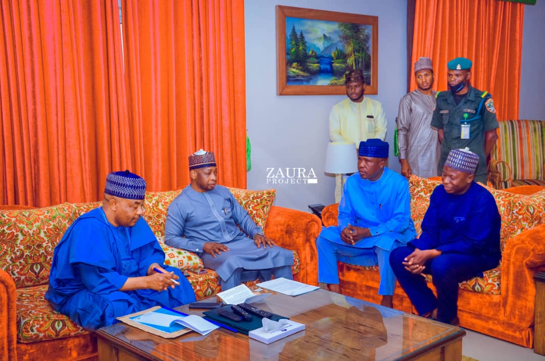 officialaazaura's tweet photo. This afternoon, I played Host to Nigerian Correctional service, Kano State Command in Kano.The visit was to strengthen the operation of our Foundation in the prisons. I was Delighted, I told them that the visit is Consequential to me, for it had reminded me of our plans. https://t.co/RWLyQofQsD