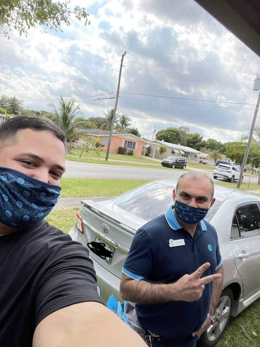 JoelSierraUSMC2's tweet photo. #FiberFlexing isn’t only for Fridays. We are out here letting everyone know that #Hypergig is here!!! Thank you @KymbreW_ for teaming up #ATTemployee #Onefla @Sarah_Poole85 https://t.co/aoPF6DmBg0