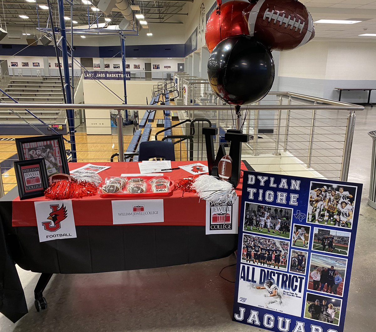 MsTighe3rdGrade's tweet photo. 2/2/22:  Signing Day!
It’s official…William Jewell College!
Congratulations @DylanTighe2!❤️🏈❤️
Thank you to our family and friends for your continued love, support and encouragement…we couldn’t have done it without you! https://t.co/B1WYQBgW8z