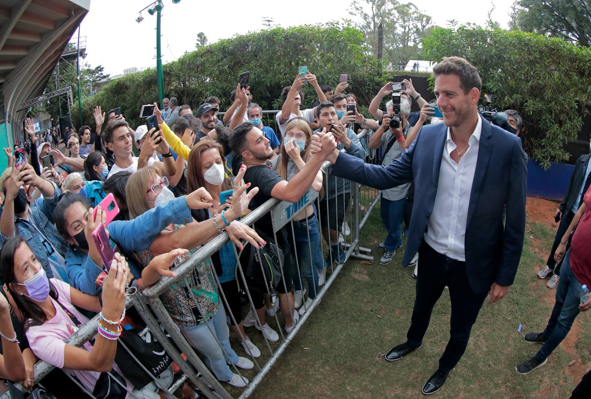 iebmasargopen's tweet photo. Uno nunca olvida quién lo hizo feliz. Y vos hiciste feliz a mucha gente, Juan Martín 💜

En todas tus decisiones te vamos a acompañar, queremos verte feliz, adentro o afuera de la cancha 🥺

#VamosDelpo 🇦🇷 #ArgOpen2022 🏆 https://t.co/0SGnseUjUV