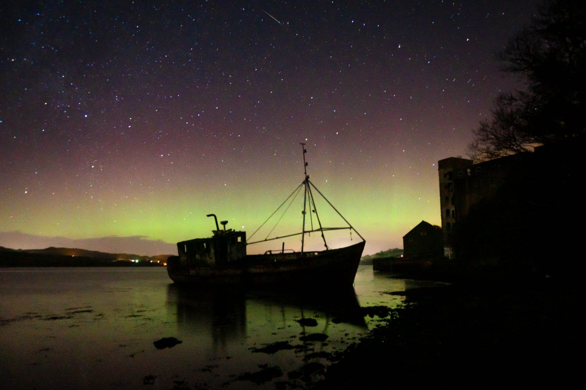 Last night's aurora at the Mulroy Bay, Co.Donegal 04/02/22. Managed to catch a small shooting star at the top of the image too. A cold night but worth it.
