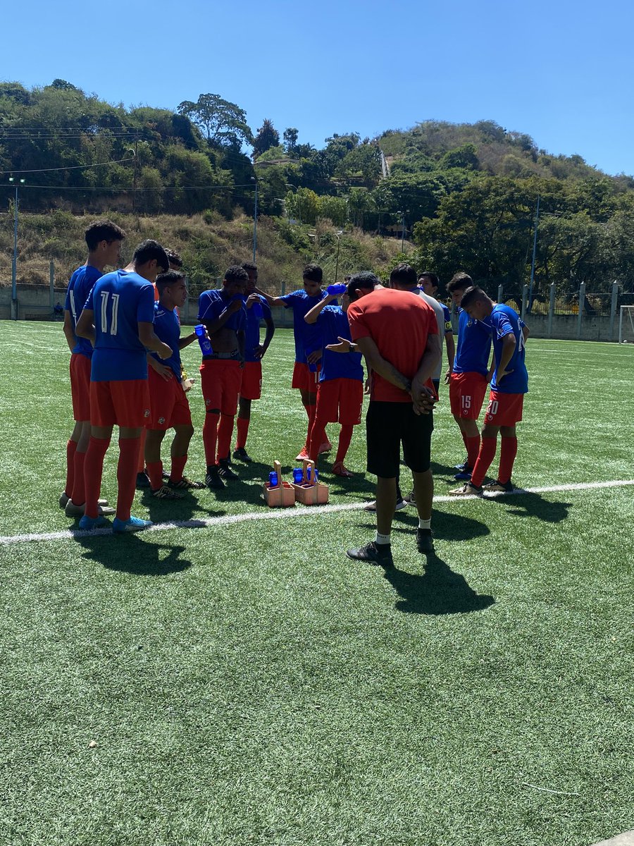 CanteraAtletico's tweet photo. Tiempo ⏱ de Hidratación 💦 2T  #Semifinal del #Torneo de la @AsoFutbol_DC @CanteraAtletico 1 Vs 1 @VarguensesFC #RazaAtletica #EstaEsMiRaza Global 2 - 2 https://t.co/CPiTCD9cq4
