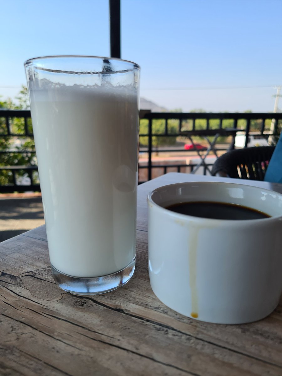 _inwndrlnd's tweet image. Pedí café con leche😐