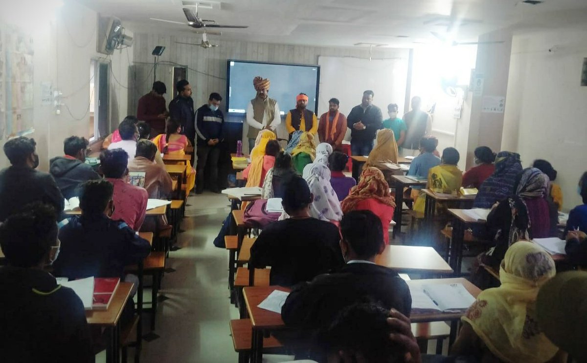 GangaPandeybjp's tweet image. झाबुआ नगर की उड़ान कोचिंग संस्था में युवा विद्यार्थियों से संवाद कर उन्हें भाजपा के माइक्रो डोनेशन अभियान के बारे में जानकारी दी तथा नमो एप डाऊनलोड करवाया।

@BJP4MP @MPBJYM @vdsharmabjp 

#NamoApp #MicroDonations