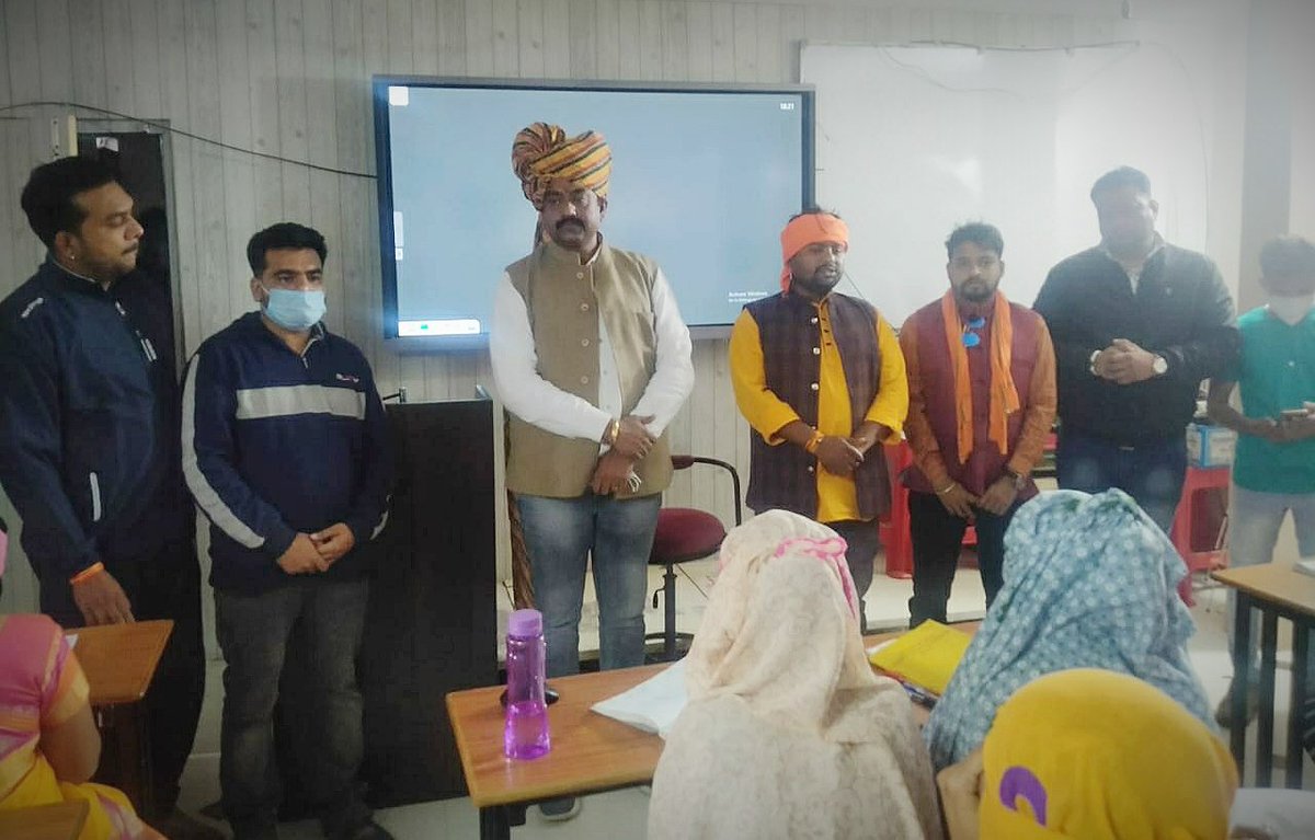 GangaPandeybjp's tweet image. झाबुआ नगर की उड़ान कोचिंग संस्था में युवा विद्यार्थियों से संवाद कर उन्हें भाजपा के माइक्रो डोनेशन अभियान के बारे में जानकारी दी तथा नमो एप डाऊनलोड करवाया।

@BJP4MP @MPBJYM @vdsharmabjp 

#NamoApp #MicroDonations