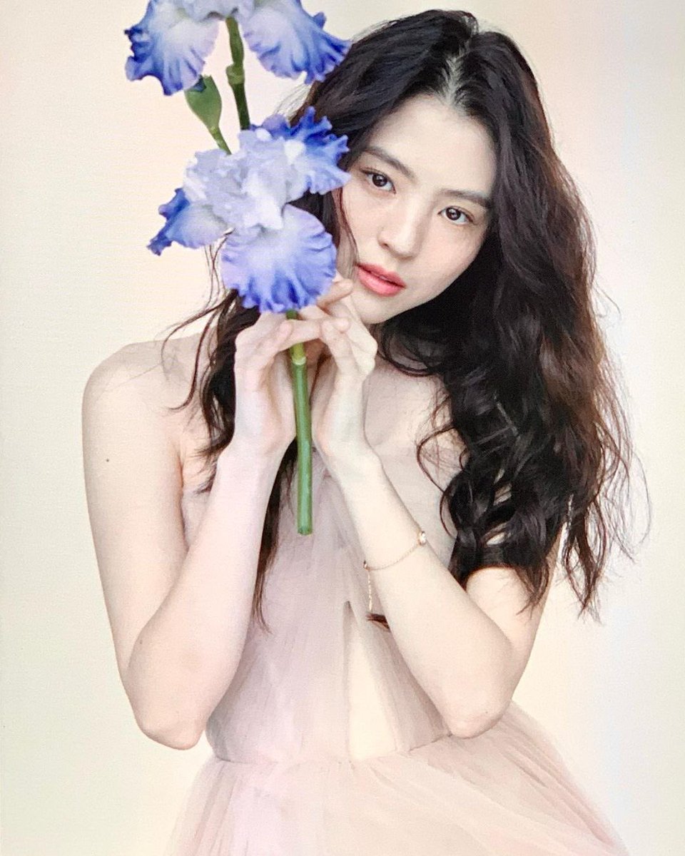 HNSOHEE's tweet photo. Beauty comes in any form and shape, regardless of what colors they are in, even if blue is what they appear to be. Comforting and soothing, I can safely state that the mentioned feelings were wholly defined in the following photographs, with flowers picked from Eden’s garden. https://t.co/kVQJ3ZHsNn
