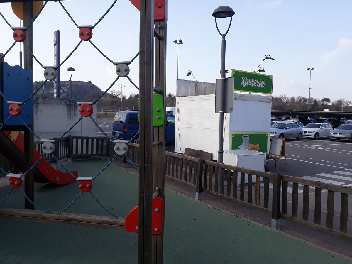 CarlesCCC's tweet photo. @bonpreuesclat Al xurrero que li teniu llogat un tros de parking a l'Esclat de Malla, ja li podrieu incloure la conexió a la corrent. Així ens estalviem la fressa i els fums del generador. Merci. https://t.co/f4Tj0ob7br