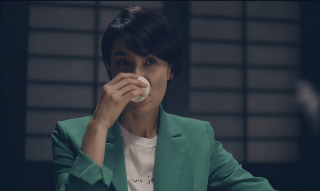 mabmabmara's tweet photo. 대충 신경전 중

술은 개 센데 담배는 안 피우는 희영과
담배는 주구장창 피우는 꼴촌데 술은 안 마시는 권 https://t.co/60kGPEGvSG