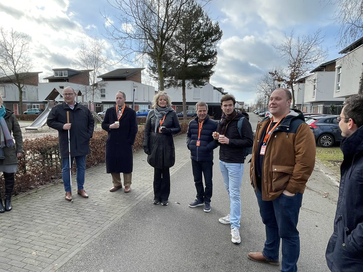 🧡 Even buurten in Meerhoven!
Vandaag is de Eindhovense VVD samen met <a href="/ministerLZS/">ministerLZS</a> en Tweede Kamerlid <a href="/ThierryAartsen/">Thierry Aartsen</a> de wijken van Meerhoven ingetrokken! 

Speelt er iets in jouw wijk? Of ook even buurten? Stuur ons een DM 🧡

#vvd #eindhoven #brainport #meerhoven #eindhovencity