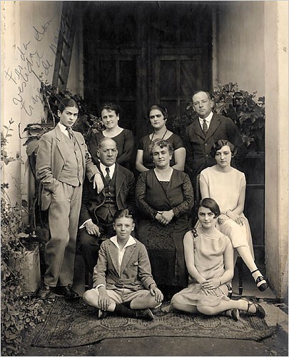 HistoryInPics's tweet photo. Frida Kahlo wearing a suit in a family portrait in 1927. She was 19 years old.

FOLLOW @HistoryInNFTs 
FOLLOW @HistoryInNFTs 
FOLLOW @HistoryInNFTs https://t.co/mi5nuf2EFY