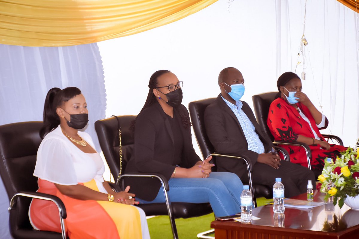 RwandaNCDA's tweet photo. Kuri uyu wa gatandatu Minisitiri @AuroreMimosa yifatanije n’Umuryango @Care4ThemRwanda mu muhango wo guhemba abagore 16 bamaze iminsi 90 muri gahunda ya #SlimnFit igamije kubatoza kwirinda no kugira ubuzima bwiza bifashishije siporo. #Season2Finale #ActOnNCDs
@RBCRwanda https://t.co/DQcIryB4pb