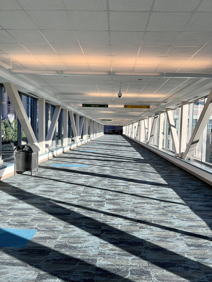 NitinJainMD's tweet photo. Brightly lit skybridge on a chilly 🥶 sunny 🌞 #Saturday morning in Houston
#WeekendRounds at @MDAndersonNews 
#endcancer #hope #leusm https://t.co/hfzTLlvjRa