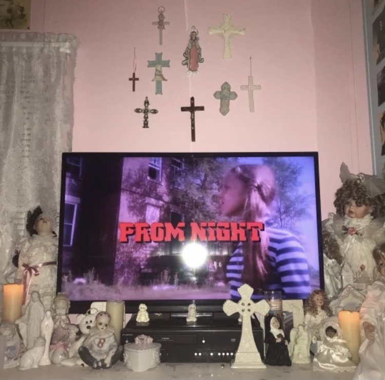 aestheticotd's tweet photo. // unsettlingly images , christianity and religion , body parts , syringes

Today's aesthetic is Morute !

This aesthetic is the combination of cute things and morbid things, sometimes with religious items too. it can be used as a coping mechanism and is similar to weirdcore https://t.co/xQHY4sJWn7