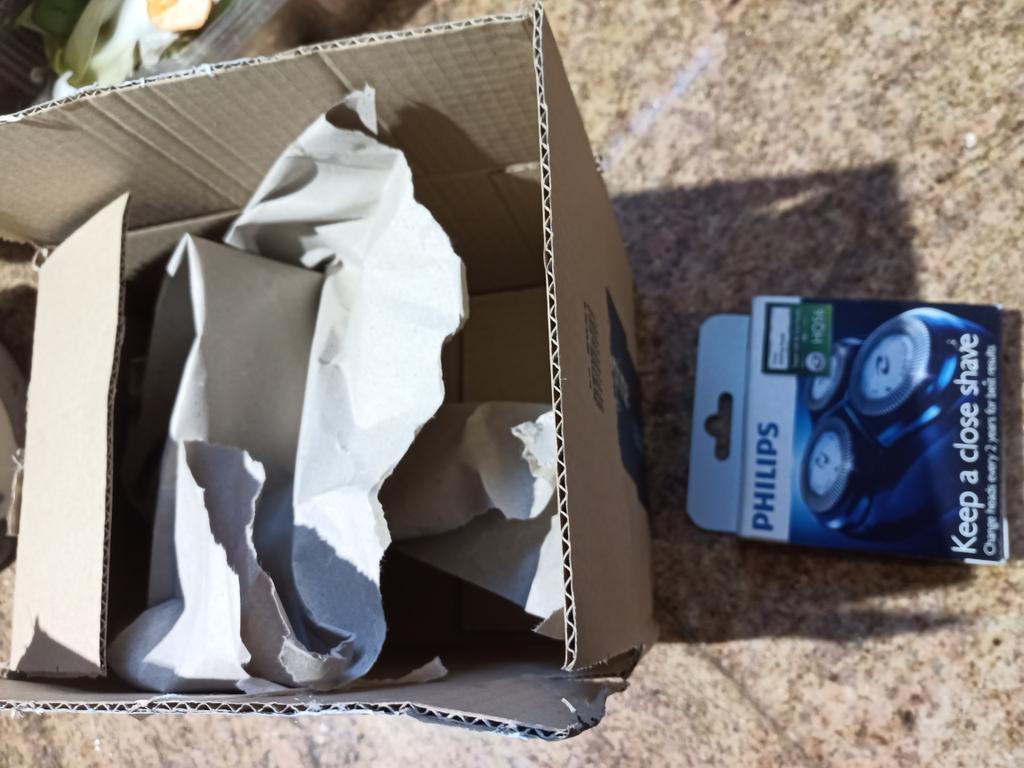MOULINBertrand's tweet photo. #AmazonPrime  pas optimal l emballage non ! #ecoresponsable #efficacité un emballage largement pour 50 pièce au lieu d'une simple enveloppe 😡 @AmazonNewsFR https://t.co/7Ci8TBNKHs