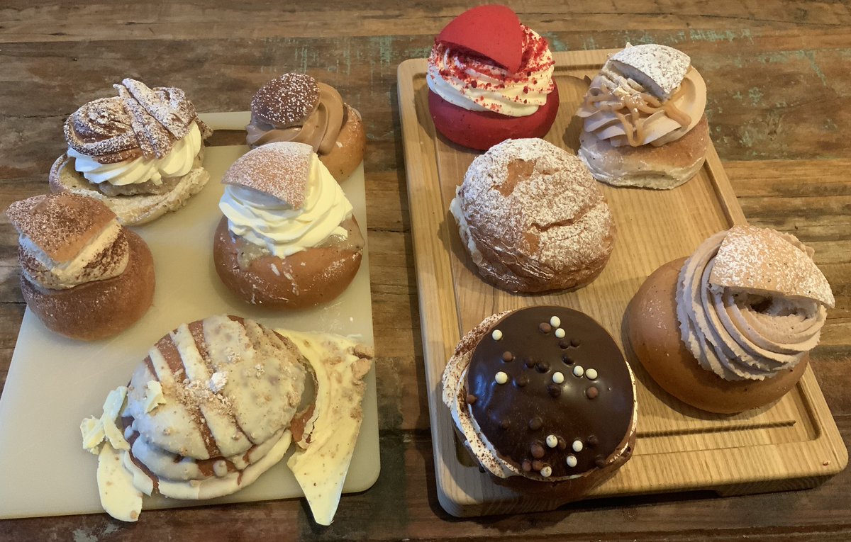 Coldwalley's tweet image. När jag bodde på landet så blev promenaden 7 km för att gå till konditoriet för en semIa. I Stockholm hittade vi alla dessa udda semlor (nåja) på totalt 7 km…