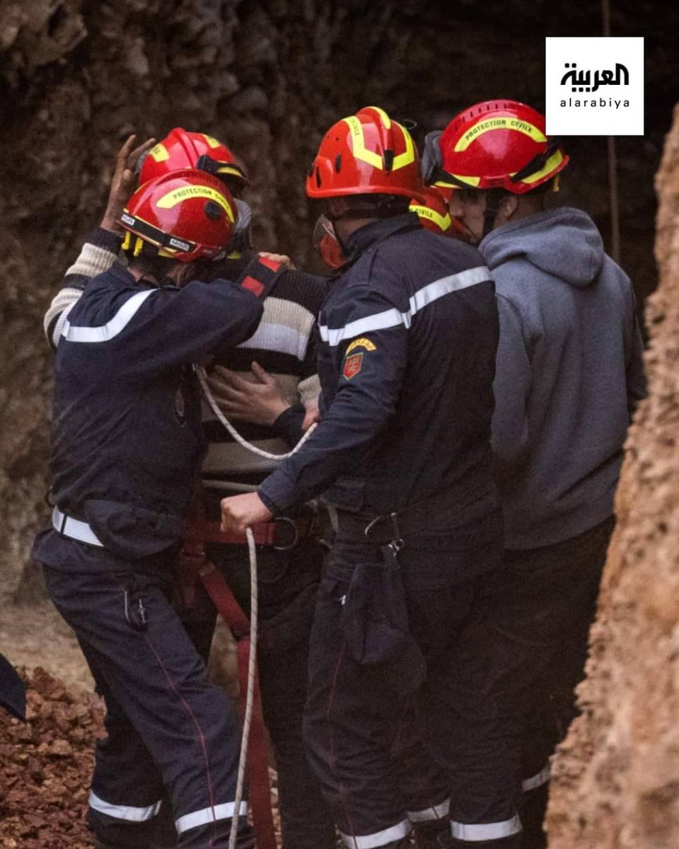 لحظة عناق مؤثرة لطاقم الإنقاذ المغربي الذين عملوا على  إنقاذ حياة  الطفل ريان الذي سقط في البئر بـ المغرب  ♥️