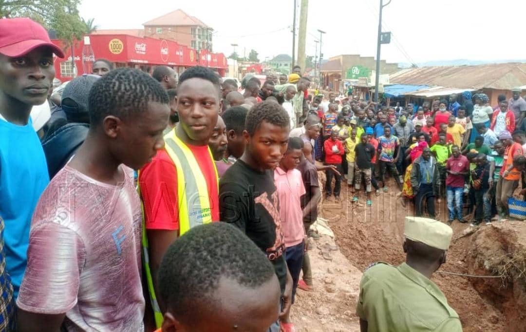 CastKitara's tweet image. MBARARA: 
2 bashwekwa eitaka omu kijungu, Mbarara.

Abareebi nibagira ngu abantu 2  baaba nibatimba ekiina kya payipu ezirikutwara obubi "sewerage"