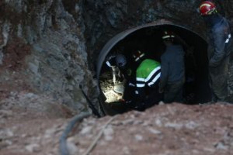 الفريق الطبي يصل إلى الطفل ريان .. وطبيب الإنعاش يتولى إخراجه.

sabq.org/8K6Lfm