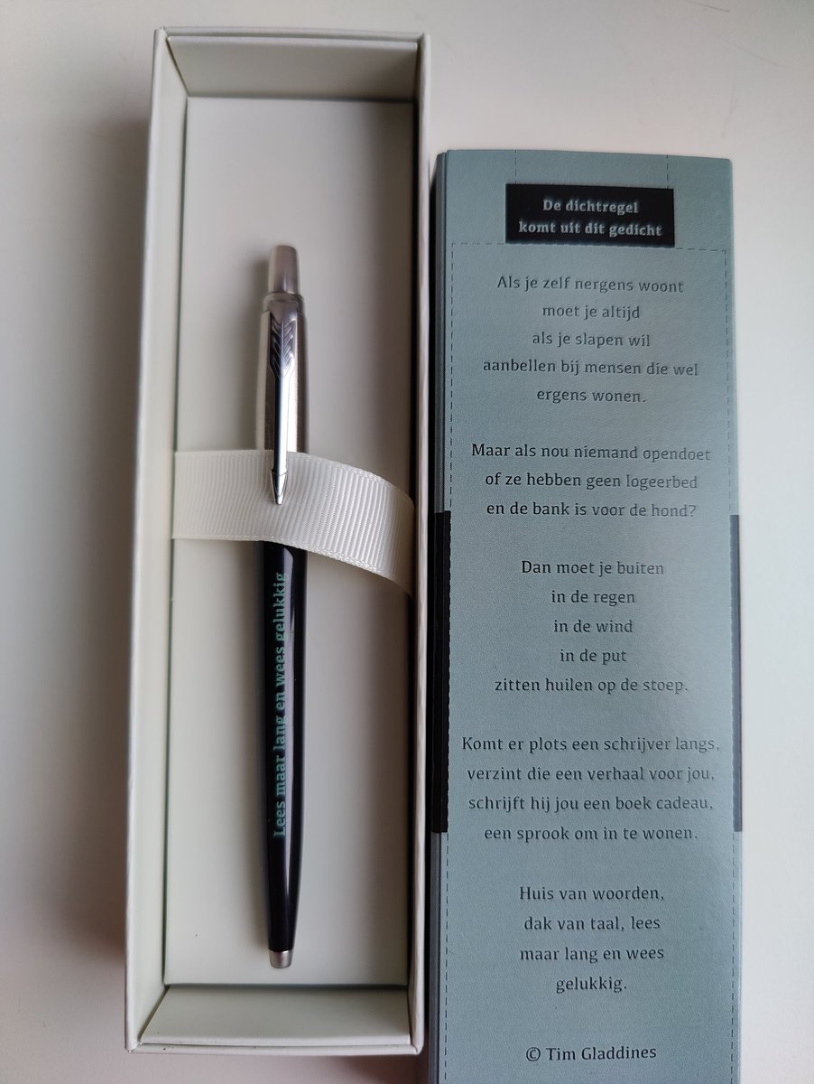 JoBoeyden's tweet photo. "Lees maar lang en wees gelukkig."
Zo wat extra #poëzie in mijn dagen smokkelen. #plint @timgladdines https://t.co/F0ENGhVYT7