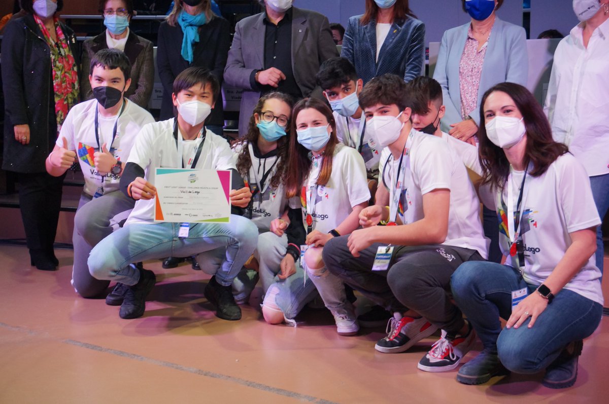 FLLGironaEPS's tweet photo. 🏅🏅Moment d'entrega de medalles a l'equip ValldeLego🏅🏅i el premi a l'excel·lència en Enginyeria

❤️ Fins la propera❤️ https://t.co/8TYfr2JXMP