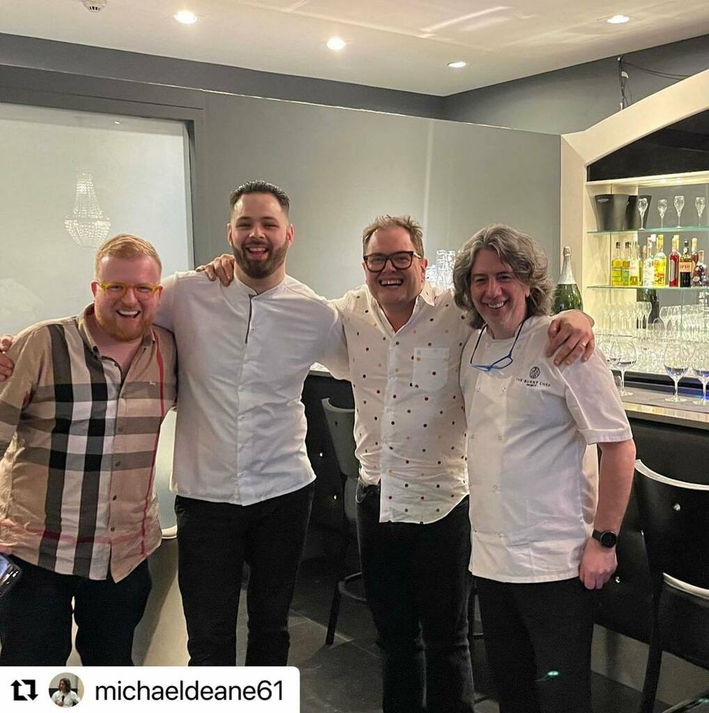 ・・・
Absolutely pleasure to look afternoon <a href="/chattyman/">Alan Carr Chatty Man</a> and his team at lunch in @deanes_eipic with @chefalexgreene thanks for coming to eat with us <a href="/chattyman/">Alan Carr Chatty Man</a> and putting Belfast back on the map 🙏☘️ instagr.am/p/CZmjslpjYwb/