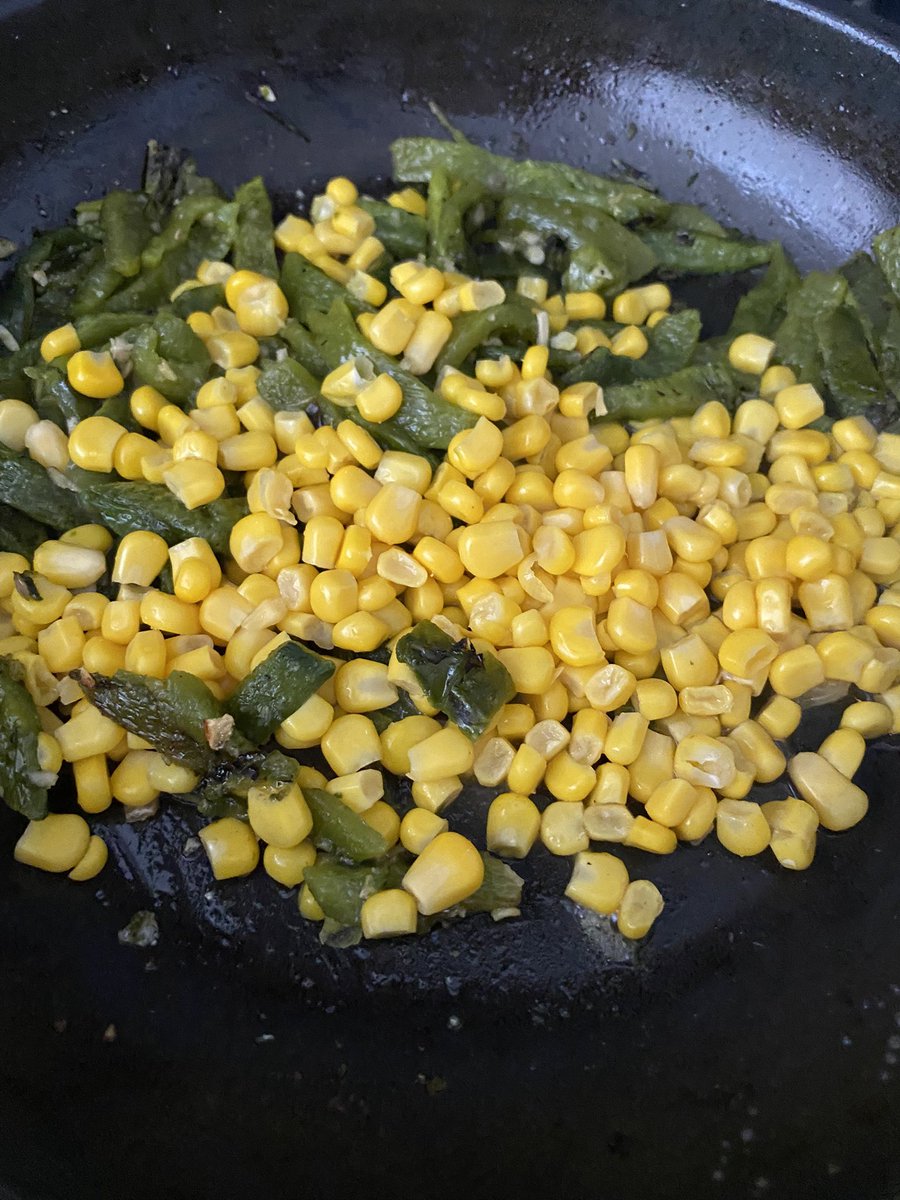 MarianaOE's tweet photo. Tenía poco tiempo y nada fresco porque estuve fuera unos días, así que usé mis cosas congeladas.
Cociné rajas congeladas con un poco de cebolla en polvo y elotes con algo de aceite, directo en la sartén donde freí las tortillas.
Aventé las rajas congeladas directo xq #fodonga https://t.co/vZmYwt2nWU