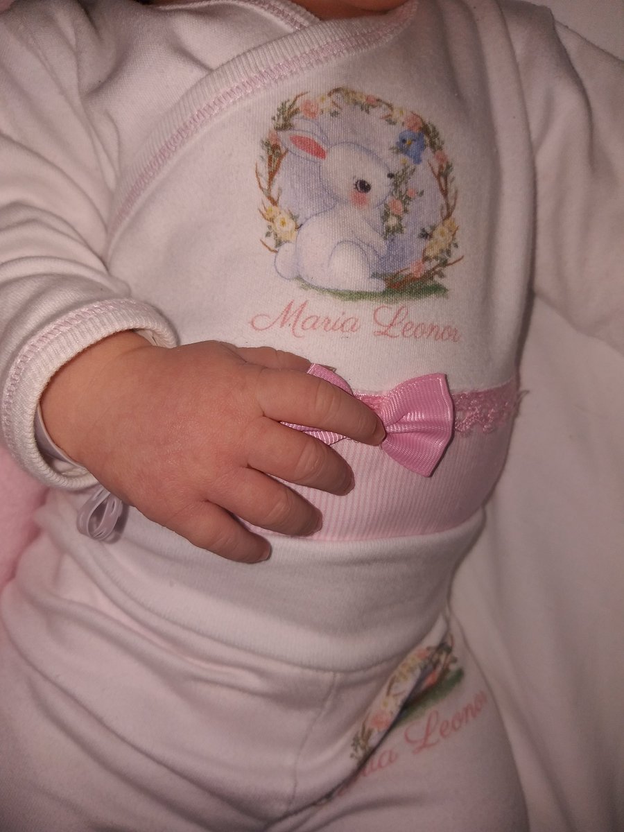 atena_diva's tweet photo. Esta miúda nem sabe a sorte que tem com as titias de coração todas  ao redor dela.🤍 Mas vai saber o nome de cada uma e vai saber que apesar de não serem de sangue serão sempre mais que isso. Sou imensamente grata pelo que o bb me deu e não me canso de agradecer tudo o ficou 🐇🤍 https://t.co/xhl3OjRo5p
