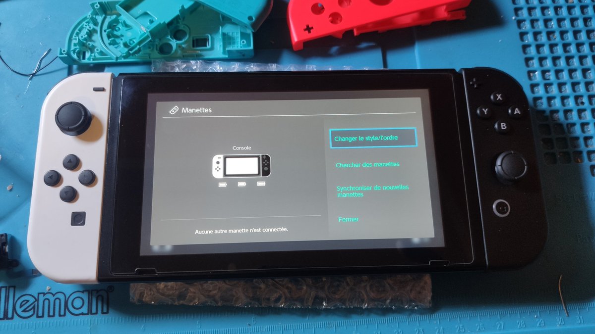 Chipnmodz's tweet photo. Remplacement des coques sur cette paire de Joy-Con, pour un style "Black & White" plus sobre que les couleurs néon d'origine, (relativements "flashy") !
#NintendoSwitch #SwitchCustom #Joycon #Custom #NintendoSwitchOLED https://t.co/afnLMmKgY3