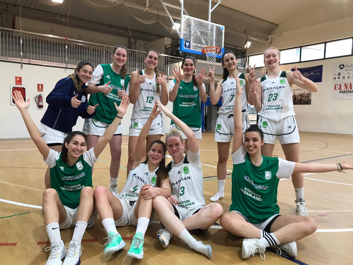 stcbaloncesto's tweet photo. Se acaban los dedos de la mano! 10! Veremos el finde que viene con el permiso de @BasketAlmeda Y las compis se han querido acordar de @ValeriaMayo dorsal 10 también que muy pronto ha de pasar por quirófano y empezar a recuperar. Ánimo! 💚💪 https://t.co/49jYrxRr1H