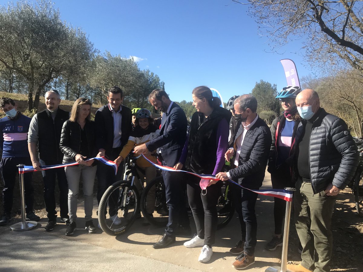 Inauguration par ce matin ensoleillé de la piste cyclable reliant Le Cres à Caylus ⁦@CastelnauleLez⁩ - #mobilitédouce - se déplacer à vélo en sécurité ⁦@FLafforgue⁩ ⁦@MDelafosse⁩ ⁦@Montpellier3m⁩