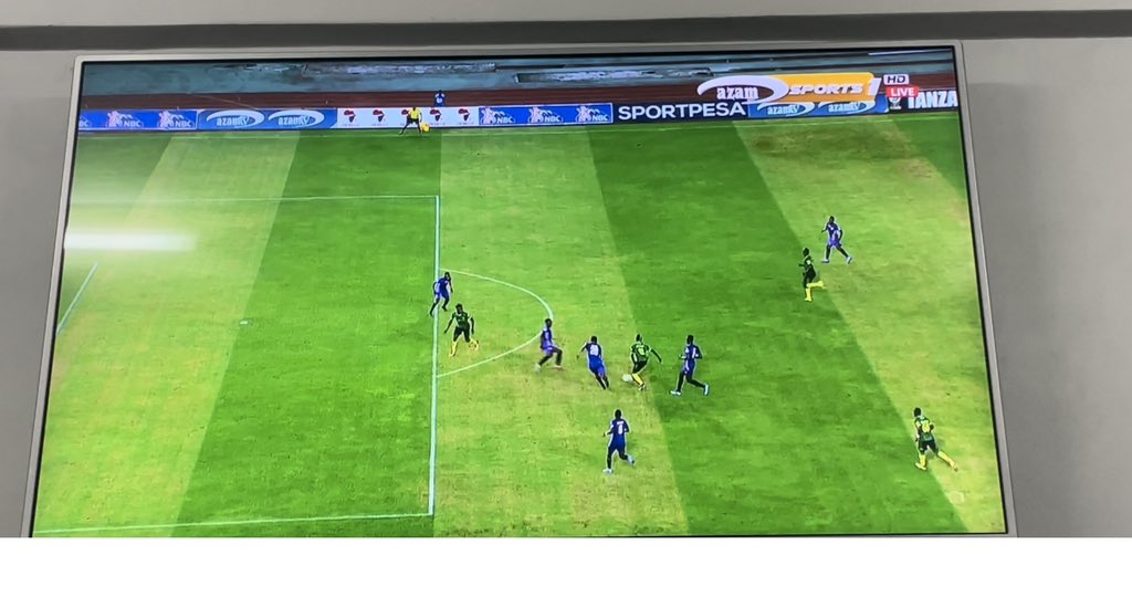 privaldinho's tweet photo. Yanga SC wamenyimwa nafasi ya kufunga goli la wazi. Mwamuzi wa pembeni ametuongopea https://t.co/u7Z72MwQwT