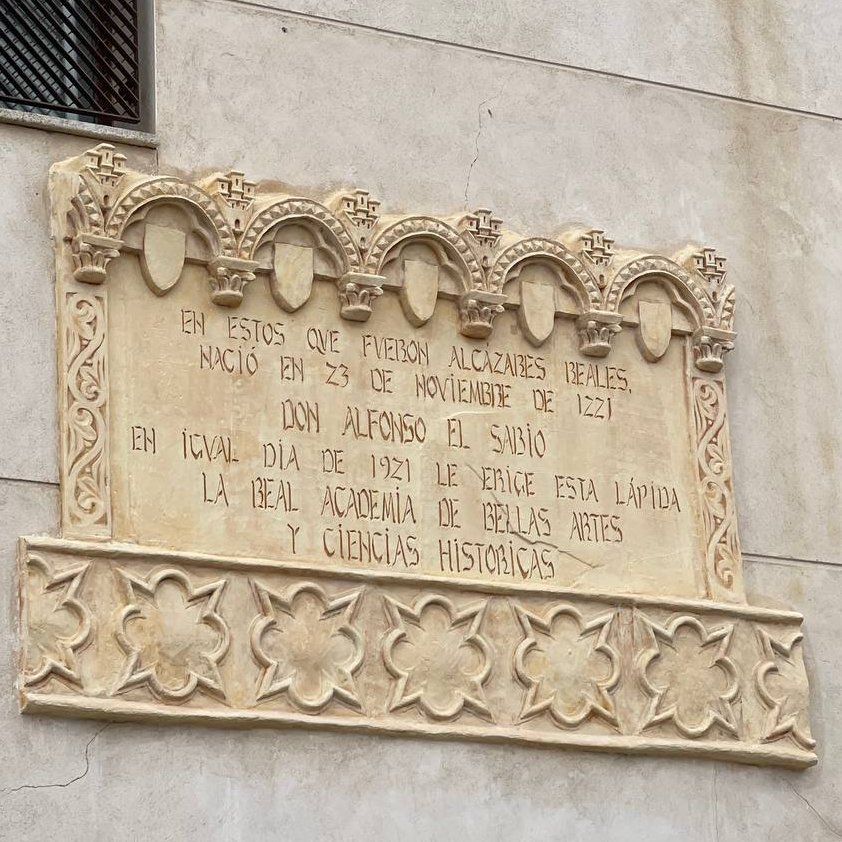 JorgePay1's tweet photo. Una📷de la lápida que recuerda el lugar donde el 23 de noviembre de 1221 nació uno de los mayores juristas de todos los tiempos: #AlfonsoX, el Sabio, autor de obras como #LasPartidas, el #FueroReal y #ElEspéculo todas ellas objeto de estudio en #HistoriadelDerecho @Derecho_UA https://t.co/nvQrtHpyJR