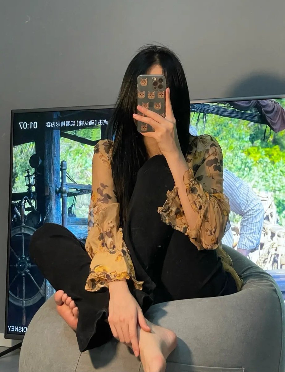 linwen71's tweet photo. 今天的任务是看着脚底，手里拿着我穿了5天又酸又臭的丝袜，一只闷鼻子上，一只套鸡巴上，射到我一脚踩进靴子能直接溢出来，脱下来白里透红的脚底和脚趾全都挂着精液的时候才可以停呢

#坐脸 #脚奴 #长靴 #高跟 #恋足 #女S #调教 #女性崇拜 #绿奴 #男m #羞辱 #踩踏 #贡奴 #原味 #裸足 #ATM #字母圈 https://t.co/GjODCXTrWT