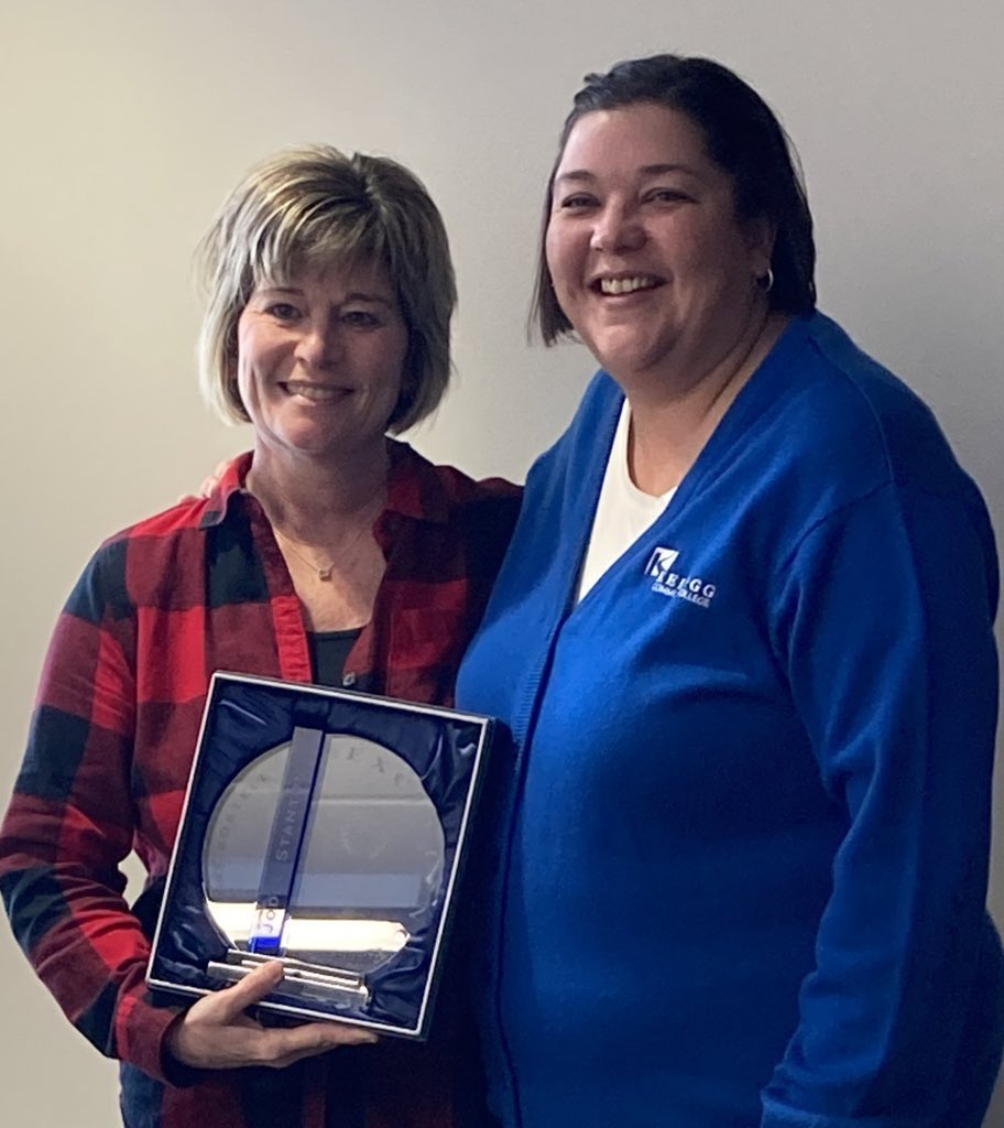 DrewBordner's tweet photo. Congratulations to @glbluedevils Counselor @MrsStanton12 on being the inaugural @Kellogg_CC RussBortelMemorialAward Honoree for a lifetime of going above and beyond for kids and community. Just like Russ, she always finds a way for students to succeed. @bobbi_stoner #GLCSvp https://t.co/Z7VL2qxOAJ