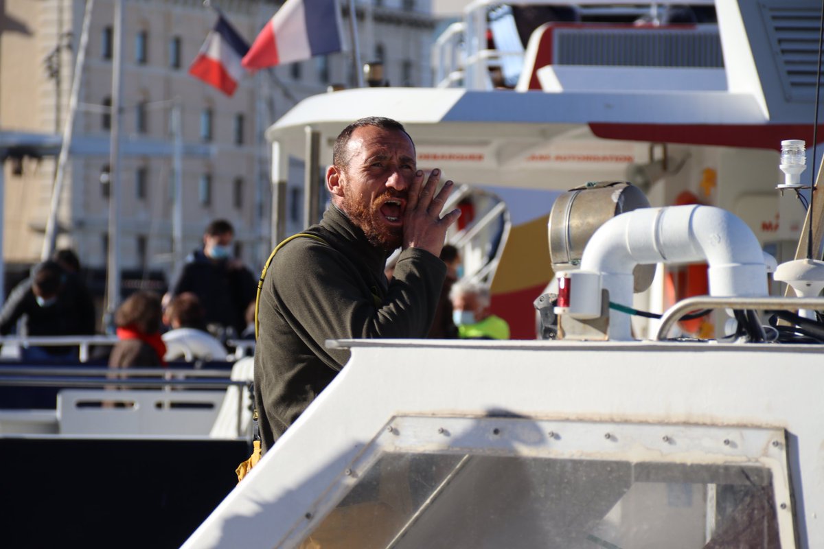 celsud1's tweet photo. "Ça fait six euros ! Ça va, aujourd’hui encore je ne te ruine pas!"

Depuis 1909, le mythique marché aux poissons de #Marseille investit le Vieux-Port 
En 2021, ils sont toujours une dizaine à vendre leur pêche du matin

➡️Reportage @charlottedefrm 

https://t.co/svgqnlM49n https://t.co/FfyX9H4fav