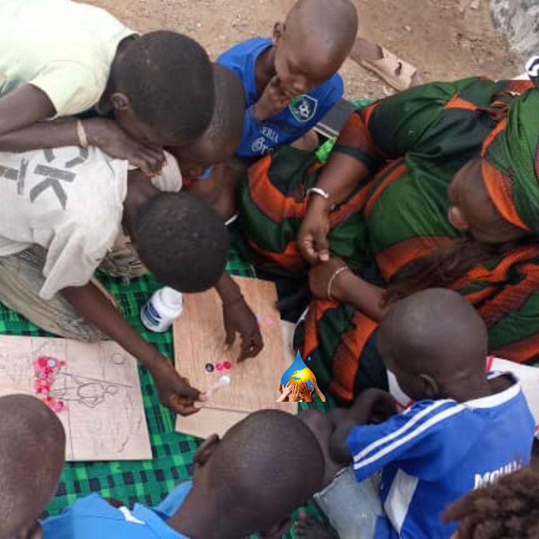 assoLPG's tweet photo. Et pendant ce temps nos bénévoles sont avec les enfants pour finir les ateliers commencés la semaine dernière : fabrication de détergent, peinture et collage, broderie... Chaque action auprès des enfants c'est moins de temps dans la rue ! https://t.co/T5S2h6U2Mw
