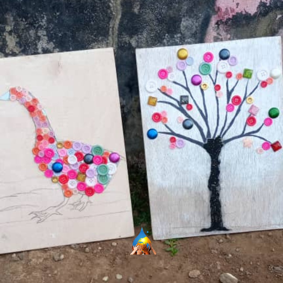 assoLPG's tweet photo. Et pendant ce temps nos bénévoles sont avec les enfants pour finir les ateliers commencés la semaine dernière : fabrication de détergent, peinture et collage, broderie... Chaque action auprès des enfants c'est moins de temps dans la rue ! https://t.co/T5S2h6U2Mw