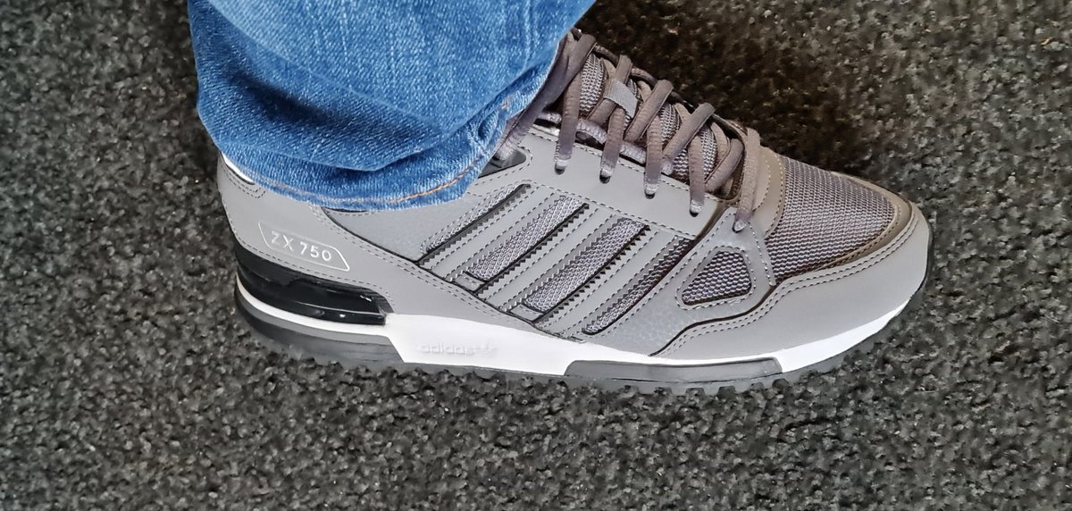 marckaz124's tweet photo. #shareyourstripes #adidas #zx750 https://t.co/E15AcTMCm5