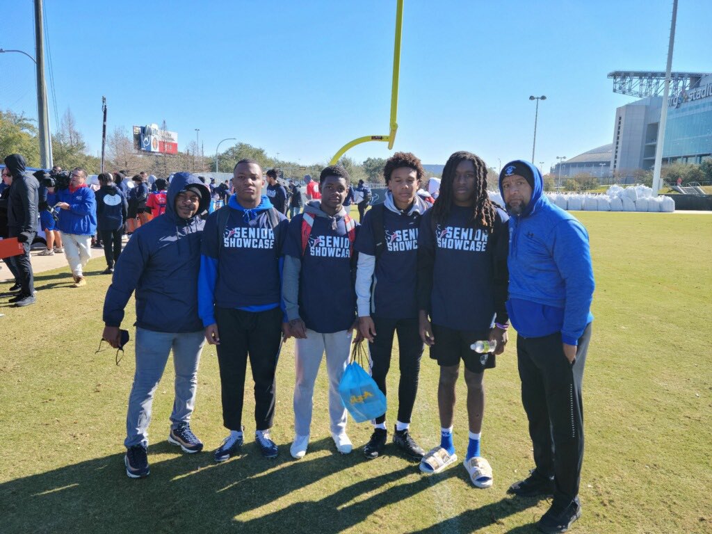 Great Job Huskies at The <a href="/SRfbshowcase/">srfbshowcase</a> at NRG Stadium. <a href="/WestburyFB/">Westbury Football</a> <a href="/1CoachKelley/">Coach Jarvis Kelley</a> #HardWorkPaysOff
