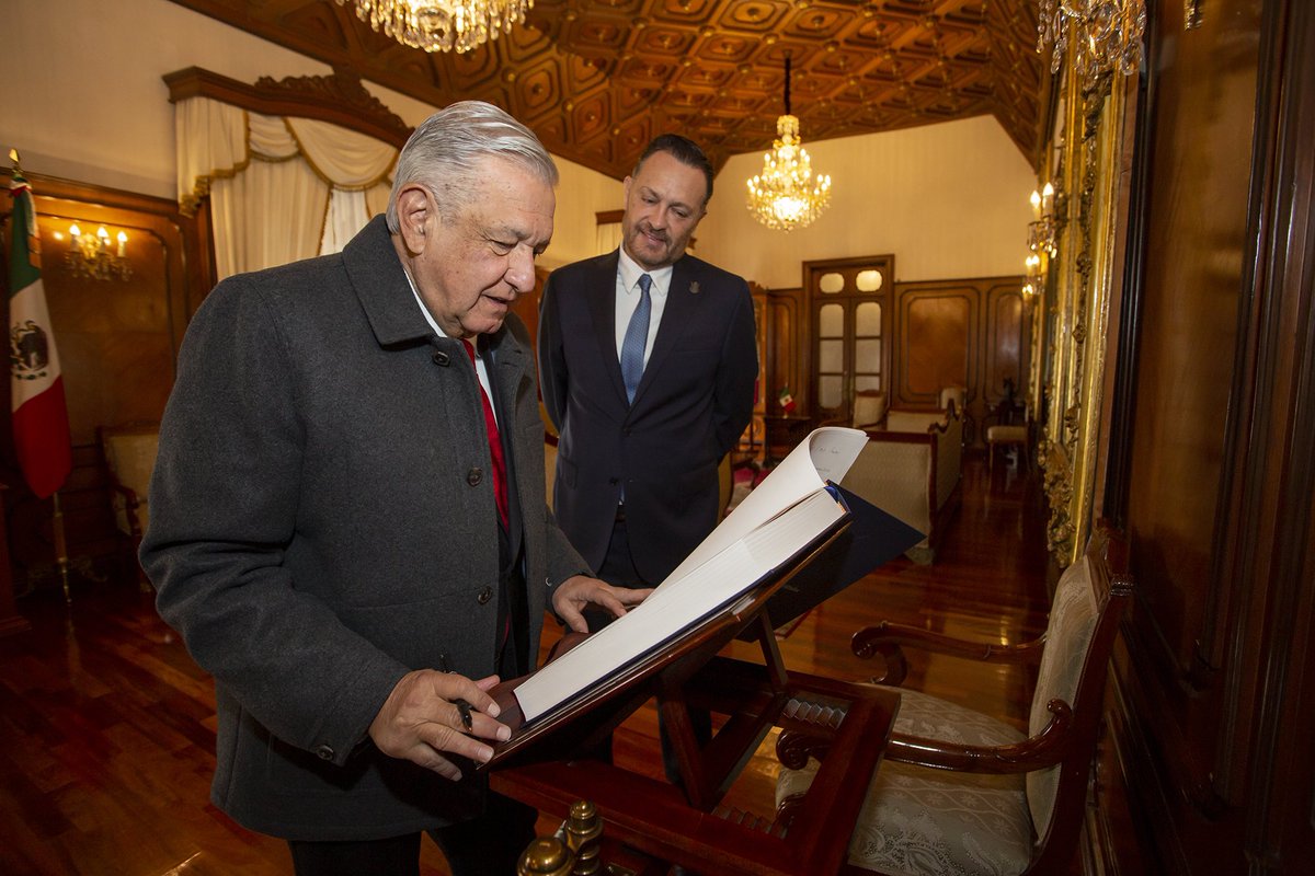 makugo's tweet photo. La democracia es atender el mandato popular de respetar la ley, cooperar y coordinar esfuerzos de todos los niveles de gobierno para que la gente viva mejor. 

Un placer recibir al señor Presidente de la República para honrar, juntos, a la Constitución de la República. https://t.co/2UZ7RD58WS