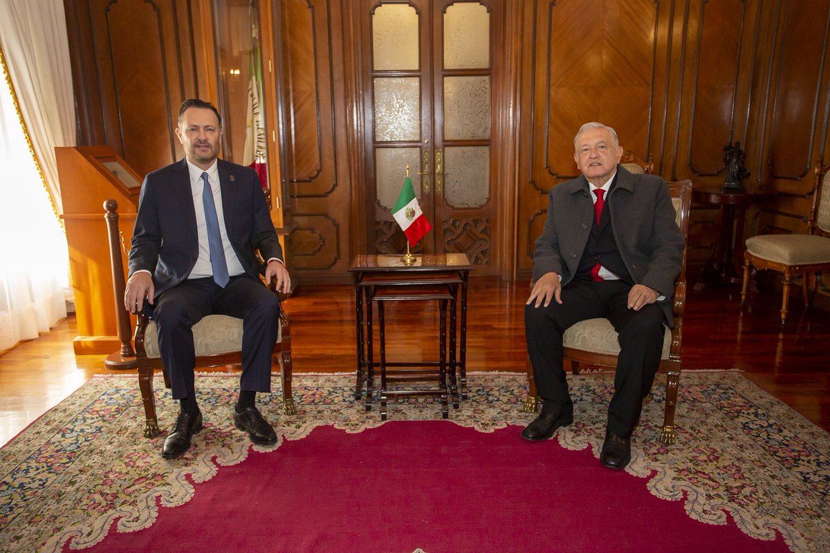 makugo's tweet photo. La democracia es atender el mandato popular de respetar la ley, cooperar y coordinar esfuerzos de todos los niveles de gobierno para que la gente viva mejor. 

Un placer recibir al señor Presidente de la República para honrar, juntos, a la Constitución de la República. https://t.co/2UZ7RD58WS