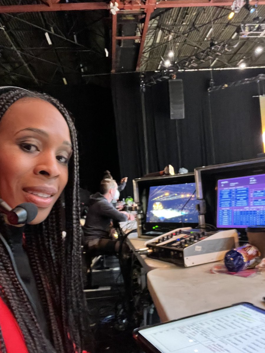 PamelaCookey's tweet photo. Up next at 5:15 @waspsnetball vs @SaracensMavs. Giving the lovely @Lindsey_Chapman a break and I’m taking point for this one joined by 2021 Winning coach @runlikeforrest #SeasonOpener @SkyNetball #LeadComms #Game4 https://t.co/A5QXzfnMor
