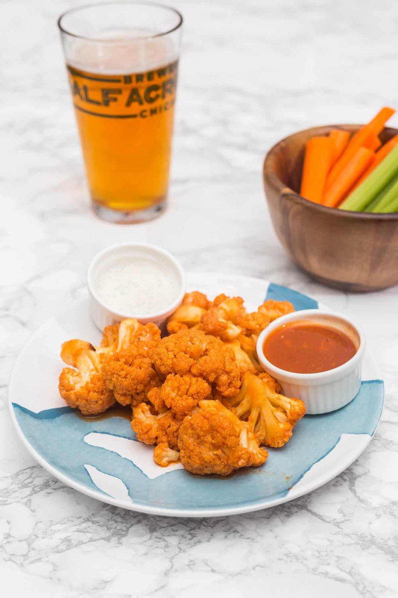 This Buffalo cauliflower is tossed in onion and garlic powder, coated in Buffalo sauce, and roasted until tender and crispy. Serve 'em with vegan ranch and veggie sticks, over rice, or even on a pizza!

🌶 Recipe: seitanbeatsyourmeat.com/buffalo-caulif…