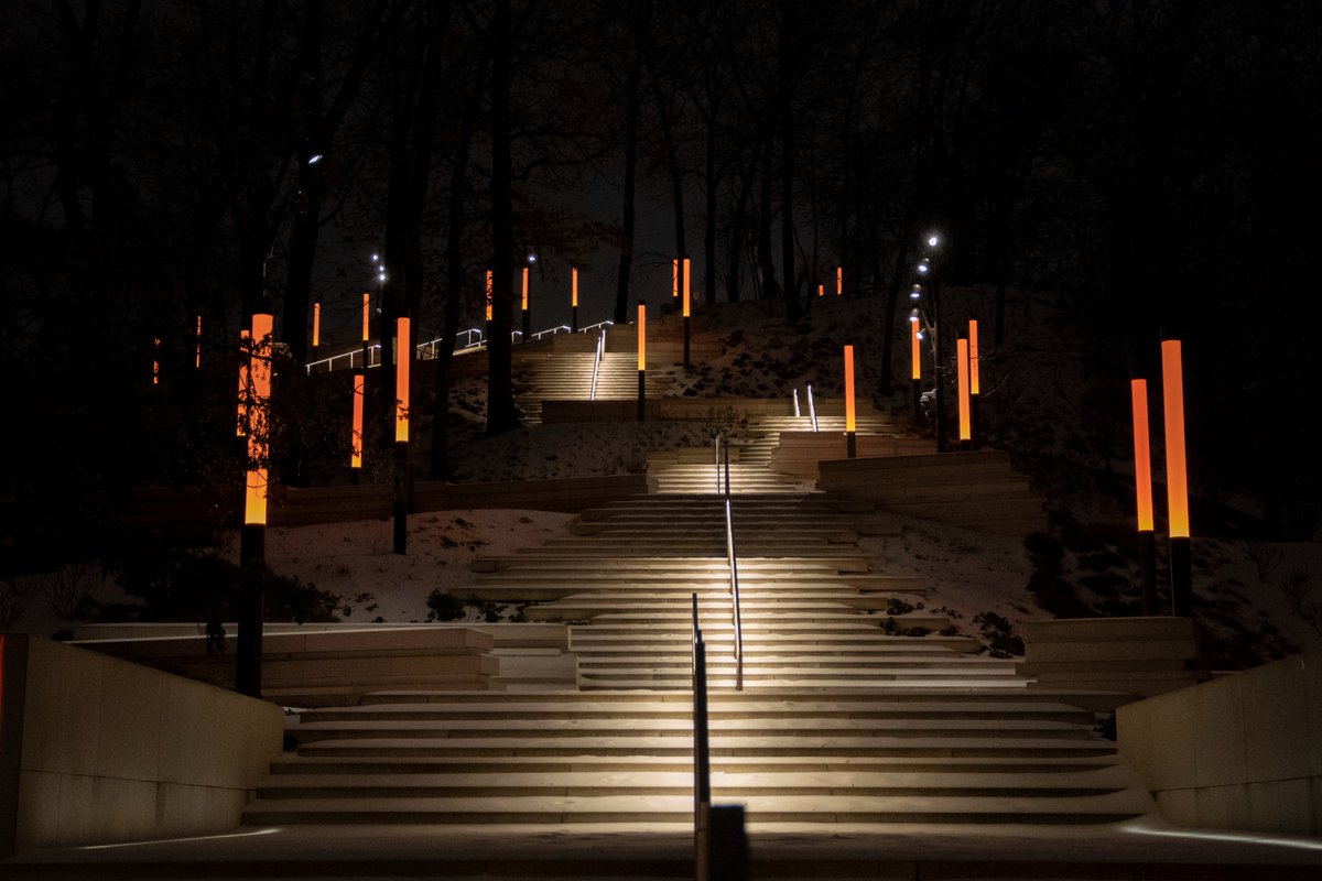 tcwilson1's tweet photo. @cincyartmuseum Art Climb on a snowy and icy night https://t.co/0peBynNIV0
