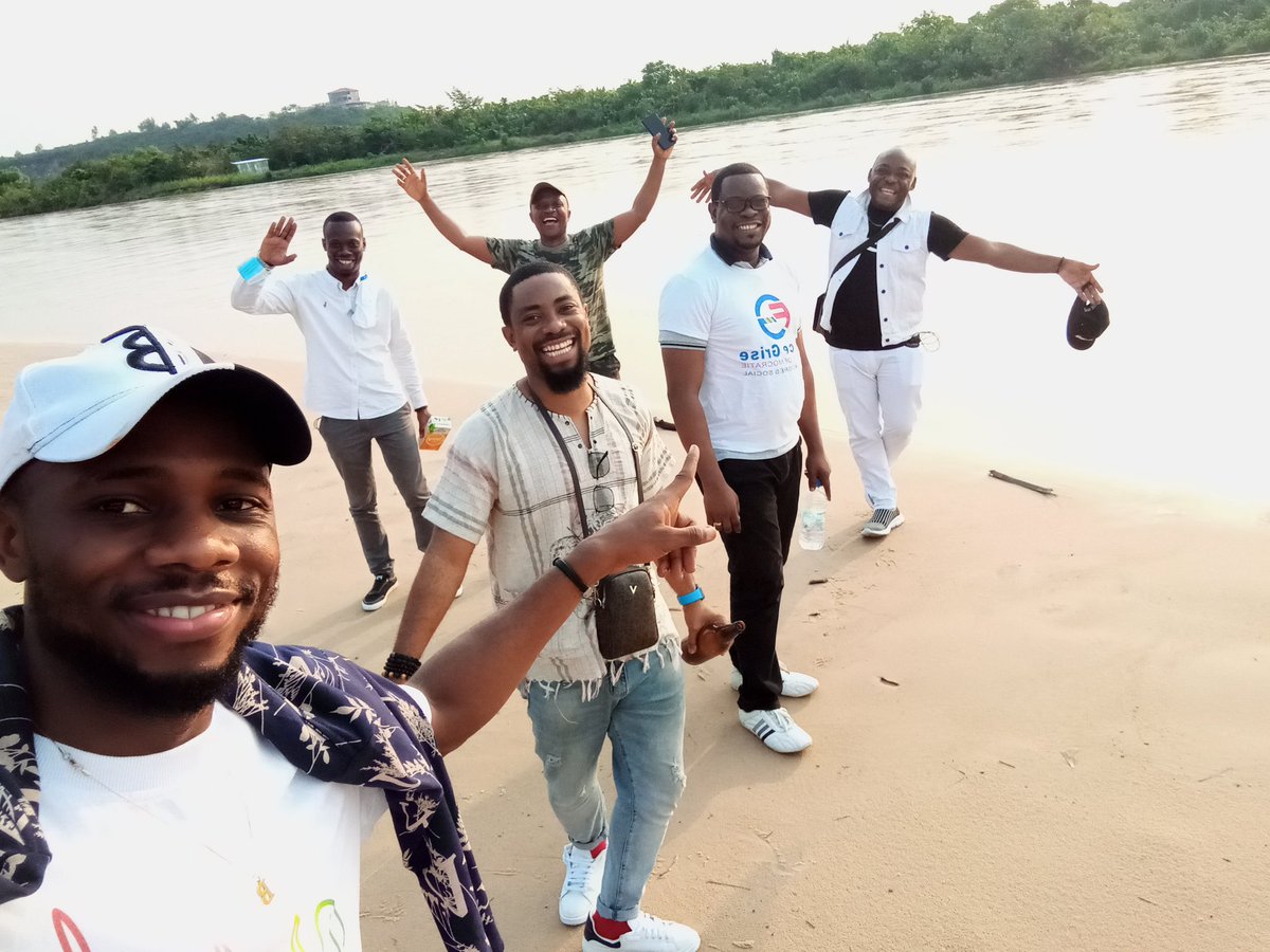 Bev_TSHIMINYI's tweet photo. La Force Grise @FG_dps a procédé ce samedi 05/02/2022 à l'échange des voeux à Picasso Beach vers Nsele. En route, nous nous sommes inclinés devant le mausolée de notre inspirateur politique, l'icône nationale Dr Étienne #TSHISEKEDI_wa_MULUMB avant de poursuivre notre route. https://t.co/tMavj1vWCk